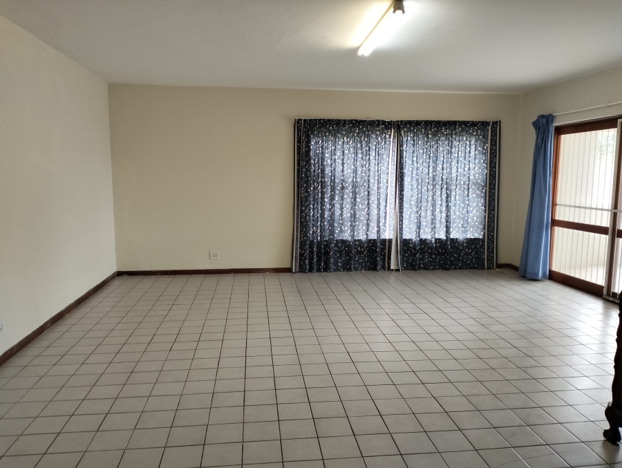 To Let 4 Bedroom Property for Rent in Wavecrest Eastern Cape